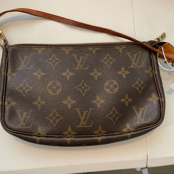 Louis Vuitton Handbags - LOUIS VUITTON  Pochette bag